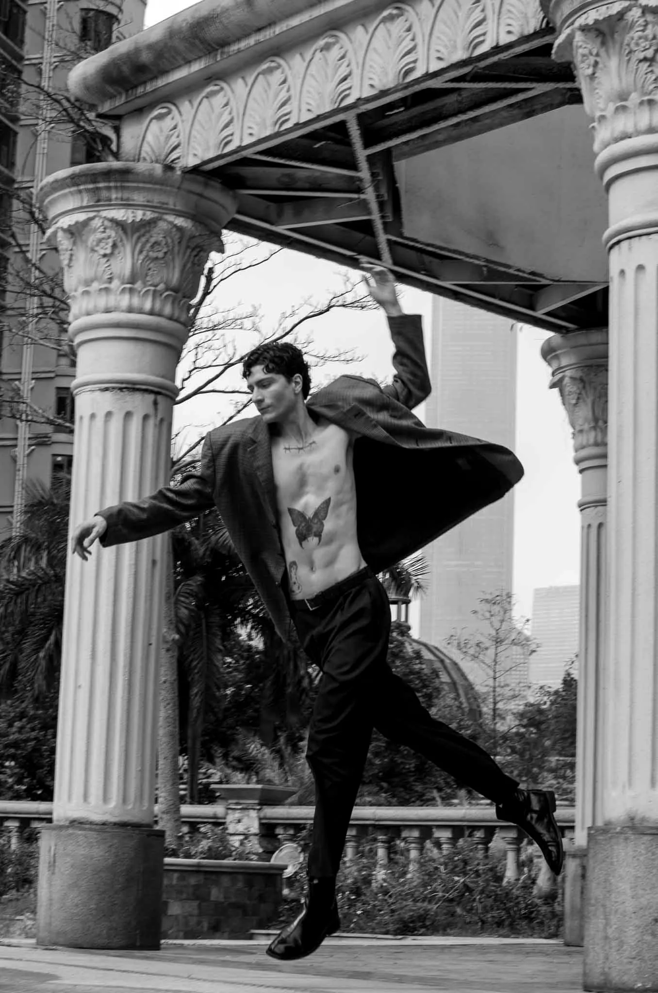 Em movimento com o blazer aberto