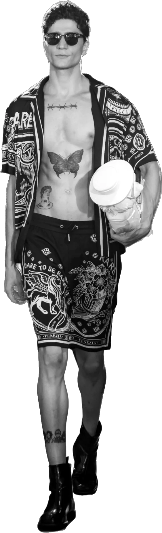 Luccas Franchini de corpo inteiro com as tatuagens visíveis
